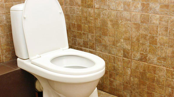 Cách khắc phục nhà vệ sinh thoát nước chậm